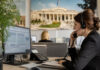 Παπάγου–Χολαργός: Η γραμμή 15800 δέχεται αιτήματα πολιτών έως τις 22:00 Υπάλληλος τηλεφωνικής εξυπηρέτησης σε γραμμή αιτημάτων πολιτών
