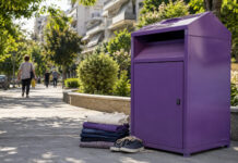 Παπάγου–Χολαργός: Δέκα νέα σημεία με μωβ κάδους ανακύκλωσης Μωβ κάδος συλλογής ρούχων και υποδημάτων σε καθαρό πεζοδρόμιο γειτονιάς