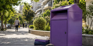 Παπάγου–Χολαργός: Δέκα νέα σημεία με μωβ κάδους ανακύκλωσης Μωβ κάδος συλλογής ρούχων και υποδημάτων σε καθαρό πεζοδρόμιο γειτονιάς