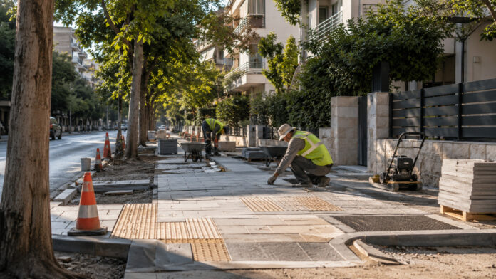 Εργασίες ανακατασκευής πεζοδρομίου με νέες πλάκες και διαδρομή προσβασιμότητας