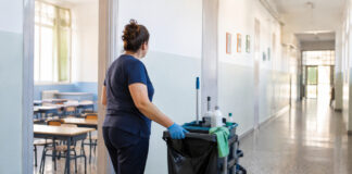 Παπάγου–Χολαργός: Οριστικοί πίνακες για 36 προσλήψεις καθαρισμού σχολείων Εργαζόμενη καθαριότητας προετοιμάζει φωτεινό διάδρομο και αίθουσα σχολείου