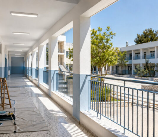Παπάγου–Χολαργός: Παρεμβάσεις 135.442 ευρώ σε έξι γυμνάσια και λύκεια Εργασίες βαφής και συντήρησης σε φωτεινό σχολικό διάδρομο και αύλειο χώρο