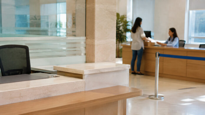 Κενό γκισέ εξυπηρέτησης και ενεργό δεύτερο γκισέ σε δημόσια υπηρεσία