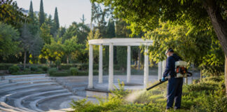 Παπάγου–Χολαργός: Προληπτικοί ψεκασμοί σε Πολιτική Προστασία και Κηποθέατρο Εξειδικευμένος τεχνικός πραγματοποιεί προληπτικό ψεκασμό σε χώρο πρασίνου υπαίθριου θεάτρου