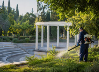 Παπάγου–Χολαργός: Προληπτικοί ψεκασμοί σε Πολιτική Προστασία και Κηποθέατρο Εξειδικευμένος τεχνικός πραγματοποιεί προληπτικό ψεκασμό σε χώρο πρασίνου υπαίθριου θεάτρου