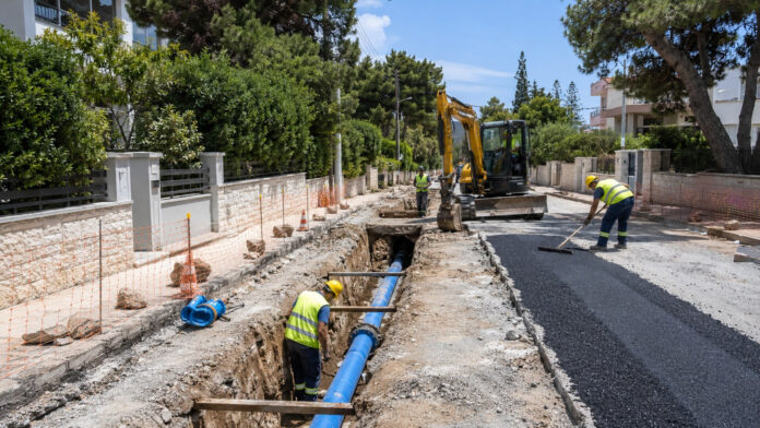 Εργασίες αντικατάστασης υπόγειου αγωγού ύδρευσης και ασφαλτόστρωσης σε κατοικημένη οδό