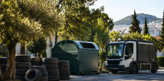 Πεντέλη: Συνεργασία για την ανακύκλωση παλιών ελαστικών Μεταχειρισμένα ελαστικά δίπλα σε εξοπλισμό οργανωμένης συλλογής για ανακύκλωση