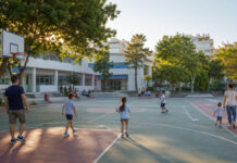 Πεντέλη: Ανοιχτές σχολικές αυλές έως τις 10 Σεπτεμβρίου Παιδιά και οικογένειες σε ανοιχτή σχολική αυλή με γήπεδο μπάσκετ το καλοκαίρι