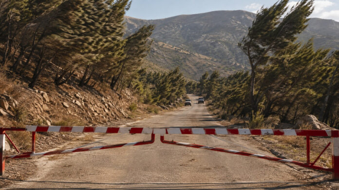 Κλειστός δασικός δρόμος στην Πεντέλη με ισχυρούς ανέμους