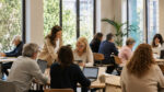 Πεντέλη: Δωρεάν μαθήματα ενηλίκων στο Κέντρο Διά Βίου Μάθησης Ενήλικοι εκπαιδευόμενοι συμμετέχουν σε μάθημα ψηφιακών δεξιοτήτων σε σύγχρονη αίθουσα