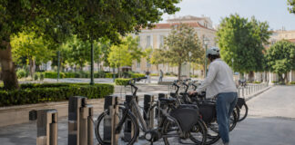 Πεντέλη: Σε λειτουργία 38 κοινόχρηστα ηλεκτρικά ποδήλατα σε έξι σταθμούς Κοινόχρηστα ηλεκτρικά ποδήλατα σε σταθμό φόρτισης δημόσιου χώρου