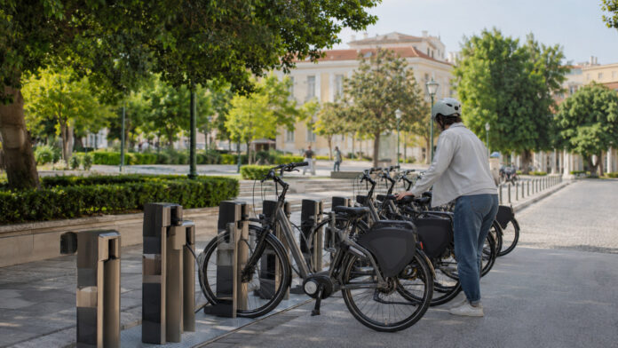 Κοινόχρηστα ηλεκτρικά ποδήλατα σε σταθμό φόρτισης δημόσιου χώρου