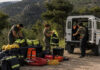 Πεντέλη: Νέος εξοπλισμός για την Πολιτική Προστασία και τους εθελοντές Εθελοντές οργανώνουν προστατευτικές στολές και εξοπλισμό πολιτικής προστασίας δίπλα σε όχημα περιπολίας