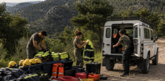 Πεντέλη: Νέος εξοπλισμός για την Πολιτική Προστασία και τους εθελοντές Εθελοντές οργανώνουν προστατευτικές στολές και εξοπλισμό πολιτικής προστασίας δίπλα σε όχημα περιπολίας