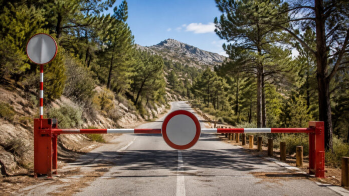 penteli-proliptikes-apagoreuseis-20260822-1200-1920x1080-1 Μπάρα προληπτικής διακοπής κυκλοφορίας σε δασική οδό της Πεντέλης