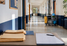 Δημόσιες ΣΑΕΚ: Οι δύο προθεσμίες για εγγραφές και νέες αιτήσεις Φωτεινός χώρος εκπαιδευτικής δομής με φακέλους για εγγραφές στις Δημόσιες ΣΑΕΚ