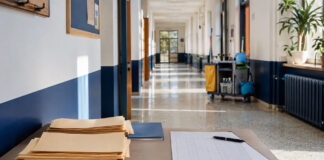 Δημόσιες ΣΑΕΚ: Οι δύο προθεσμίες για εγγραφές και νέες αιτήσεις Φωτεινός χώρος εκπαιδευτικής δομής με φακέλους για εγγραφές στις Δημόσιες ΣΑΕΚ