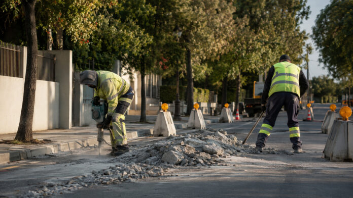 Συνεργείο αποκατάστασης οδοστρώματος απομακρύνει σκληρυμένο σκυρόδεμα από αστικό δρόμο
