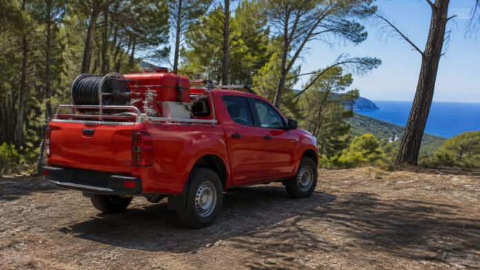 Πυροσβεστικό όχημα 4x4 έτοιμο για περιπολία σε περιαστικό δάσος