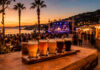Βάρκιζα: Από σήμερα το πενθήμερο Cheers to Beers Ποτήρια μπύρας σε παραθαλάσσιο φεστιβάλ με μουσική σκηνή στο ηλιοβασίλεμα