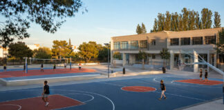 Βριλήσσια: Ανακατασκευάστηκαν δύο γήπεδα στο 3ο Γυμνάσιο Δύο ανακαινισμένα ανοιχτά γήπεδα μπάσκετ και βόλεϊ σε σχολικό προαύλιο