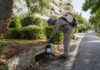 Βριλήσσια: Έκτακτα μέτρα μετά από κρούσμα του ιού του Δυτικού Νείλου Εργαζόμενος περιβάλλοντος ελέγχει παγίδα κουνουπιών δίπλα σε φρεάτιο σε καταπράσινη γειτονιά