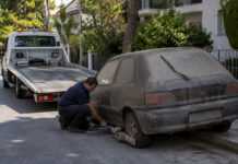 Βριλήσσια: Άλλα δέκα εγκαταλελειμμένα οχήματα απομακρύνθηκαν Απομάκρυνση εγκαταλελειμμένου αυτοκινήτου από δρόμο κατοικημένης περιοχής