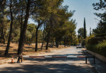 Βριλήσσια: Κατηγορία 4 και κλειστά δύο οδικά τμήματα τη Δευτέρα Προληπτικός αποκλεισμός δρόμου δίπλα σε πευκόφυτη ζώνη στα Βριλήσσια