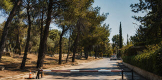 Βριλήσσια: Κατηγορία 4 και κλειστά δύο οδικά τμήματα τη Δευτέρα Προληπτικός αποκλεισμός δρόμου δίπλα σε πευκόφυτη ζώνη στα Βριλήσσια
