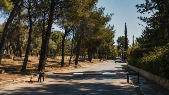 Προληπτικός αποκλεισμός δρόμου δίπλα σε πευκόφυτη ζώνη στα Βριλήσσια