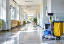 Βριλήσσια: Αναρτήθηκε ο τελικός πίνακας για τη σχολική καθαριότητα Εξοπλισμός καθαριότητας σε φωτεινό διάδρομο σχολικού κτιρίου