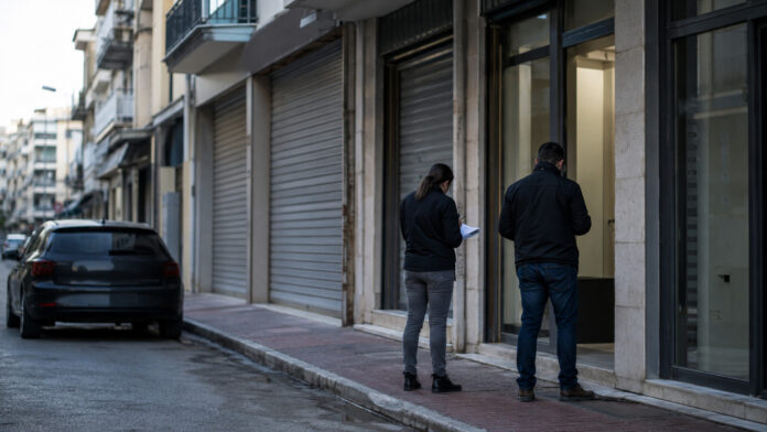 Έρευνα σε είσοδο καταστήματος σε αστικό δρόμο μετά την εξιχνίαση σειράς κλοπών