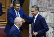 Η επιστροφή του Γιώργου Μυλωνάκη στη Βουλή – Το θερμό καλωσόρισμα