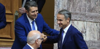 Η επιστροφή του Γιώργου Μυλωνάκη στη Βουλή – Το θερμό καλωσόρισμα