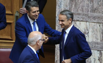 Η επιστροφή του Γιώργου Μυλωνάκη στη Βουλή – Το θερμό καλωσόρισμα