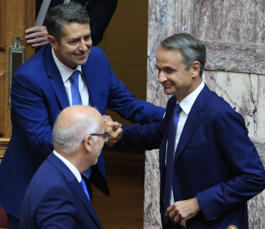Η επιστροφή του Γιώργου Μυλωνάκη στη Βουλή – Το θερμό καλωσόρισμα