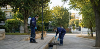 Αγία Παρασκευή: Νέοι ψεκασμοί σε τρεις περιοχές έως τις 7 Σεπτεμβρίου Συνεργείο δημόσιας υγείας πραγματοποιεί εφαρμογή διαχείρισης κουνουπιών σε φρεάτιο αστικής γειτονιάς