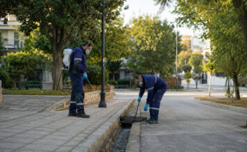 Αγία Παρασκευή: Νέοι ψεκασμοί σε τρεις περιοχές έως τις 7 Σεπτεμβρίου Συνεργείο δημόσιας υγείας πραγματοποιεί εφαρμογή διαχείρισης κουνουπιών σε φρεάτιο αστικής γειτονιάς
