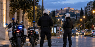 Άγιος Παντελεήμονας: Σύλληψη 17χρονου για απόπειρα ληστείας Αστυνομικοί της Ομάδας ΔΙ.ΑΣ. δίπλα σε μοτοσικλέτες σε αστικό δρόμο