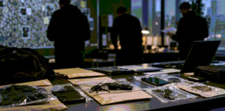 ΕΛ.ΑΣ.: Δύο συλλήψεις για 44 διαρρήξεις και 14 απάτες Τεκμήρια σε τραπέζι αστυνομικής έρευνας για υπόθεση κλοπών και απατών