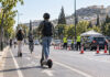 Αττική: 495 παραβάσεις σε 689 ελέγχους για ηλεκτρικά πατίνια και Ε.Π.Η.Ο. Αναβάτες ηλεκτρικών πατινιών με κράνη κινούνται σε αστικό ποδηλατόδρομο