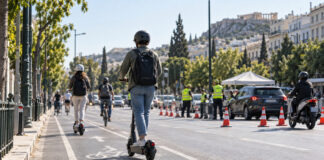 Αττική: 495 παραβάσεις σε 689 ελέγχους για ηλεκτρικά πατίνια και Ε.Π.Η.Ο. Αναβάτες ηλεκτρικών πατινιών με κράνη κινούνται σε αστικό ποδηλατόδρομο