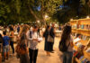 Αττική: Ανοίγει το 54ο Φεστιβάλ Βιβλίου με 210 εκδοτικούς οίκους Επισκέπτες περιηγούνται σε υπαίθρια περίπτερα βιβλίων μέσα σε καταπράσινο αστικό πάρκο