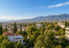 Καιρός στην Αττική: Έως 31°C στα βόρεια προάστια Ηλιόλουστο πρωινό πάνω από τις καταπράσινες γειτονιές των βόρειων προαστίων με την Πεντέλη στο βάθος
