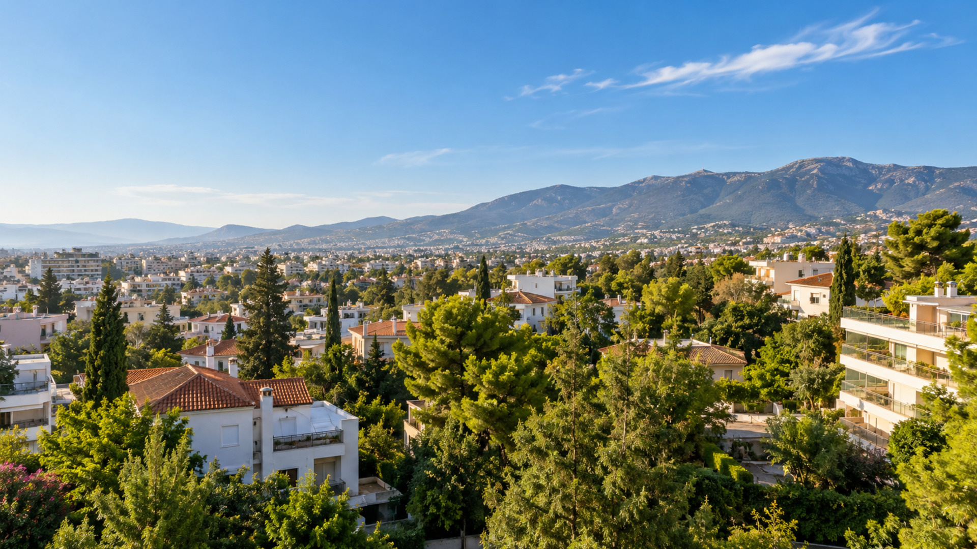 Ηλιόλουστο πρωινό πάνω από τις καταπράσινες γειτονιές των βόρειων προαστίων με την Πεντέλη στο βάθος