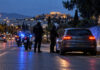 Αττική: Δύο συλλήψεις για κλοπή οχήματος από το Αιγάλεω Αστυνομικοί πραγματοποιούν έλεγχο σε όχημα σε δρόμο της Αττικής