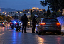 Αττική: Δύο συλλήψεις για κλοπή οχήματος από το Αιγάλεω Αστυνομικοί πραγματοποιούν έλεγχο σε όχημα σε δρόμο της Αττικής