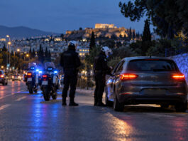 Αττική: Δύο συλλήψεις για κλοπή οχήματος από το Αιγάλεω Αστυνομικοί πραγματοποιούν έλεγχο σε όχημα σε δρόμο της Αττικής