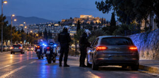 Αττική: Δύο συλλήψεις για κλοπή οχήματος από το Αιγάλεω Αστυνομικοί πραγματοποιούν έλεγχο σε όχημα σε δρόμο της Αττικής