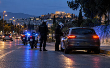 Αττική: Δύο συλλήψεις για κλοπή οχήματος από το Αιγάλεω Αστυνομικοί πραγματοποιούν έλεγχο σε όχημα σε δρόμο της Αττικής